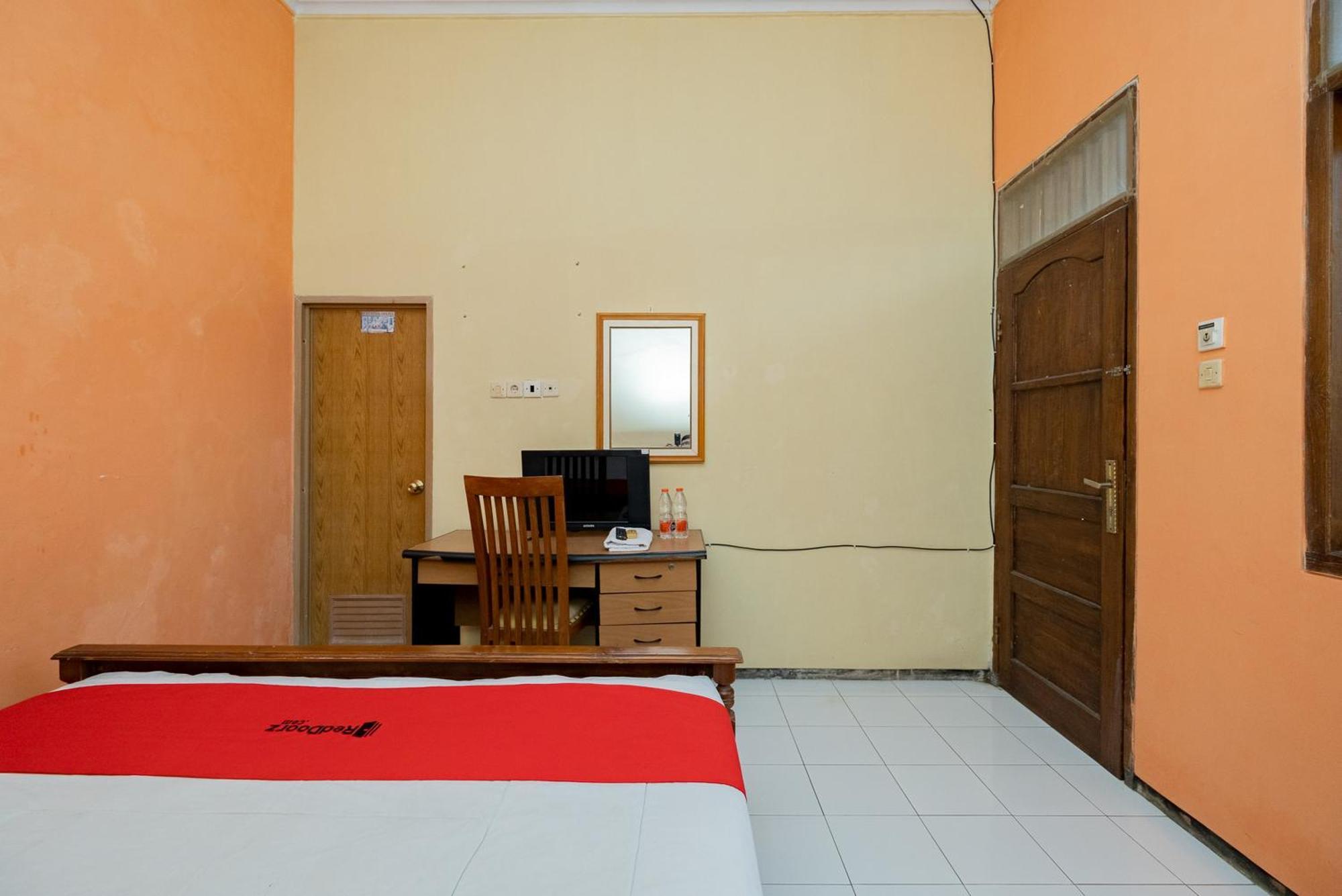 Hotel Reddoorz Syariah At Jalan Sunan Giri Tuban Tuban  Exterior foto