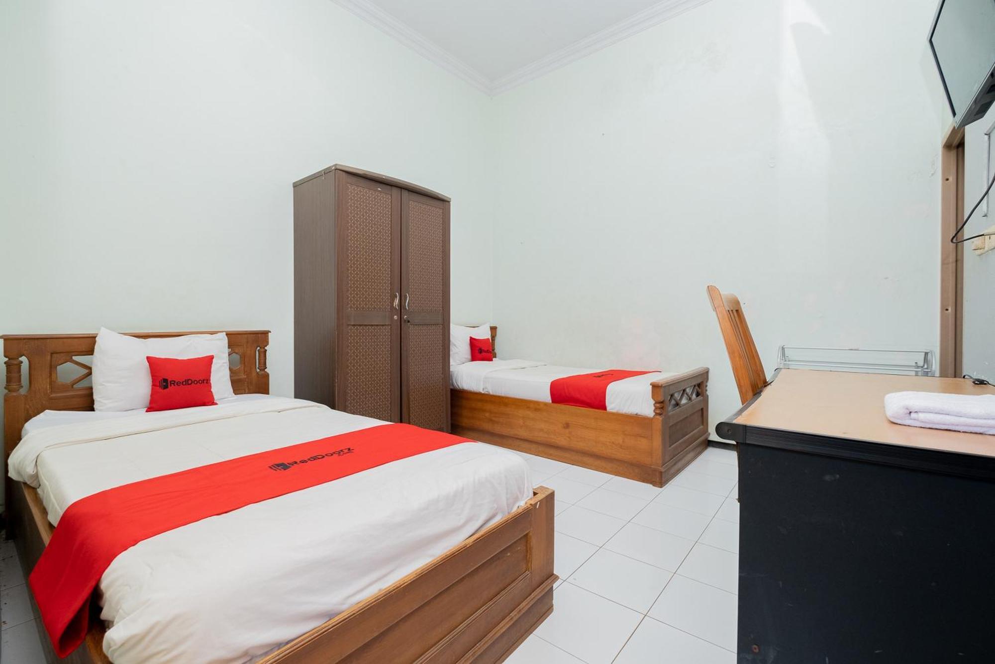 Hotel Reddoorz Syariah At Jalan Sunan Giri Tuban Tuban  Exterior foto